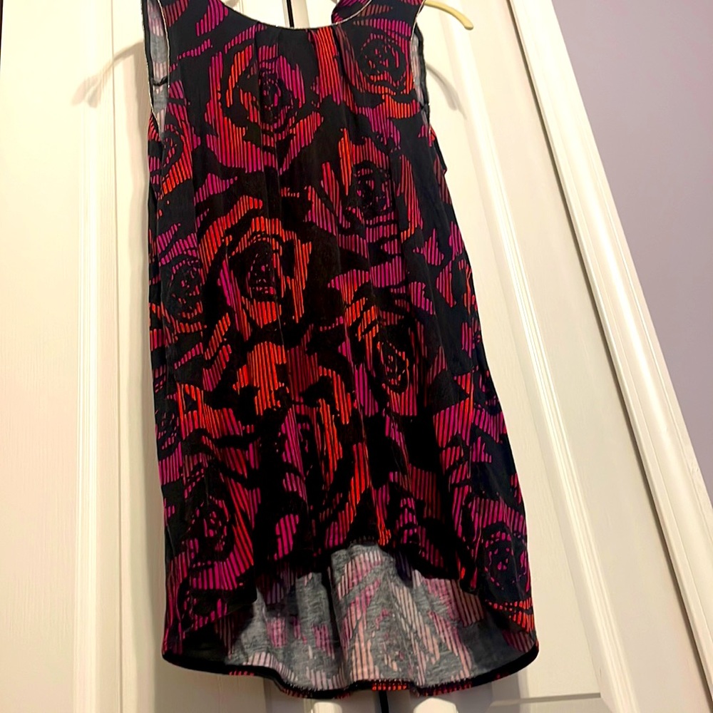 Medium Worthington Red, pink, and Black Rose print high/lo Tank